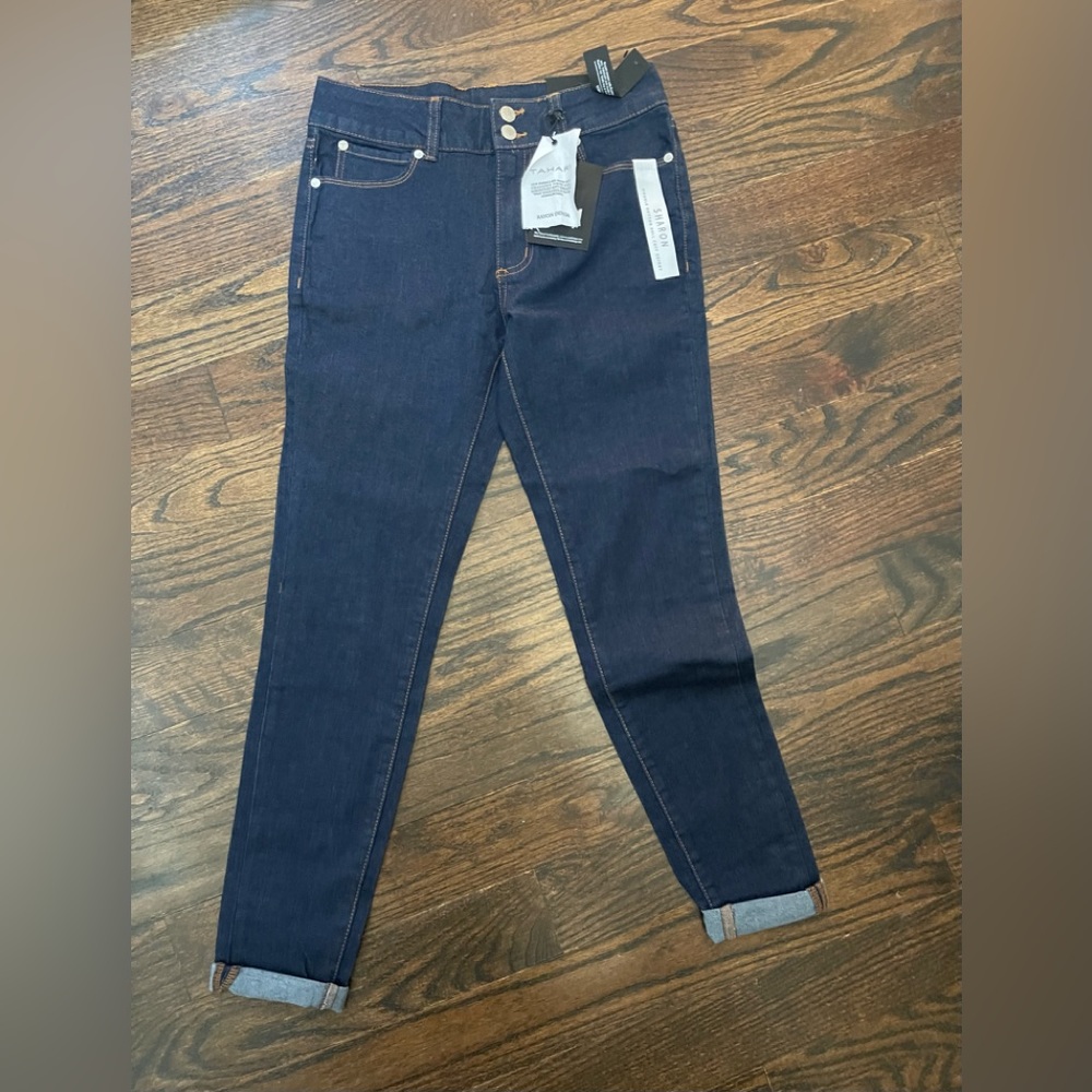 Tahari Shannon jeans. Size 8. New with tags